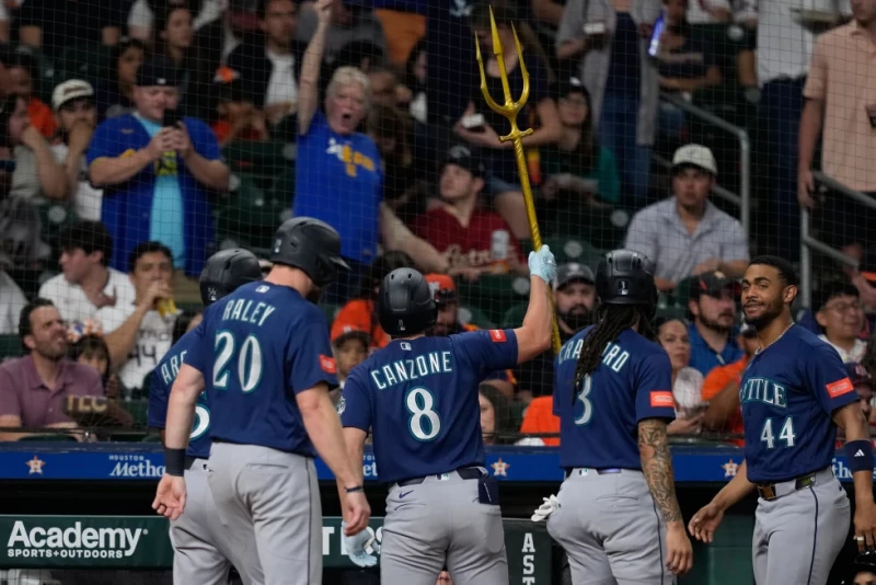 Dominic Canzone, de los Marineros, celebra tras conectar un grand slam contra los Astros en un partido de béisbol, el 12 de mayo de 2026, en Houston.
