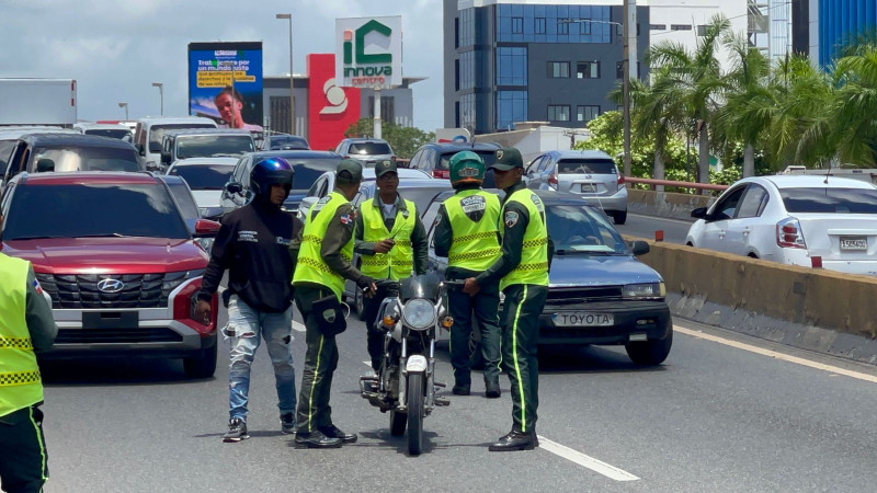Agentes de la Digesett fiscalizaron a un motorista que se encontraba circulando en el elevado de la avenida John F. Keneddy sobre la  Tiradentes y Lope de Vega