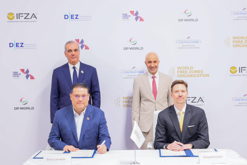 Eduardo Sanz Lovatón y el director general de la Organización Mundial de Zonas Francas (WFZO), Matthew Stephenson, junto a Abinader y Mohammed Al Zarooni.