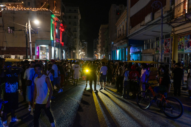 Los cubanos han estado padeciendo prolongados apagones.