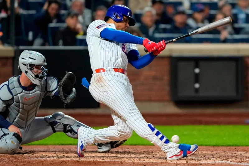 Juan Soto, de los Mets, se golpea un pie con un pelotazo de foul durante el juego ante los Tigres, el 13 de mayo de 2026.