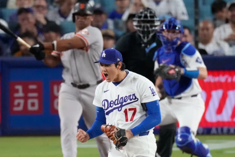 Shohei Ohtani, de los Dodgers, reacciona luego de ponchar a Rafael Devers, de los Gigantes, en el partido de las Grandes Ligas, el 13 de mayo de 2026 en Los Angeles.