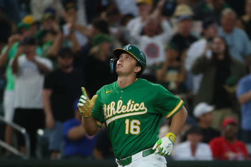 Nick Kurtz, de los Atléticos, señala al cielo luego de batear un grand slam ante los Cardenales, el 13 de mayo de 2026.