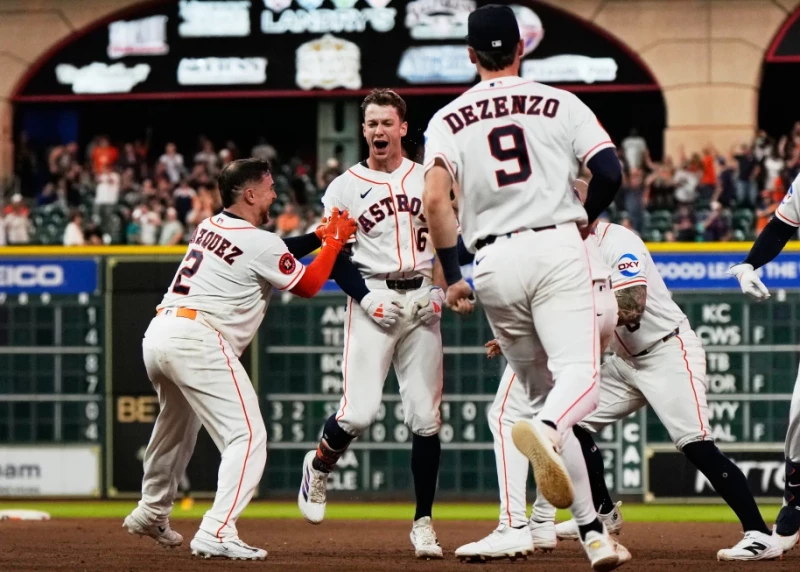 Zach Cole, de los Astros, celebra tras pegar el sencillo decisivo en la décima entrada del juego de Grandes Ligas contra los Marineros, el 13 de mayo de 2026, en Houston.