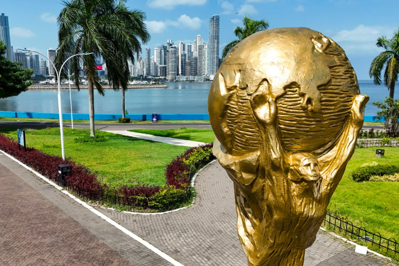 Esta vista aérea muestra una réplica gigante del trofeo de la Copa Mundial de la FIFA en la Cinta Costera de la Ciudad de Panamá el 13 de mayo de 2026.