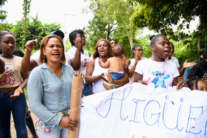 Comunitarios protestan en el Higüero por calles sin asfalto.