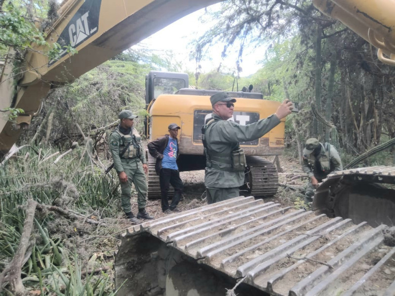 La Dirección Provincial del Ministerio de Medio Ambiente que dirige el daxónomo Vidal Sánchez informó hoy el desmantelamiento de maquinarias y equipos, retiro de baterías y fusibles en el río Ocoa.