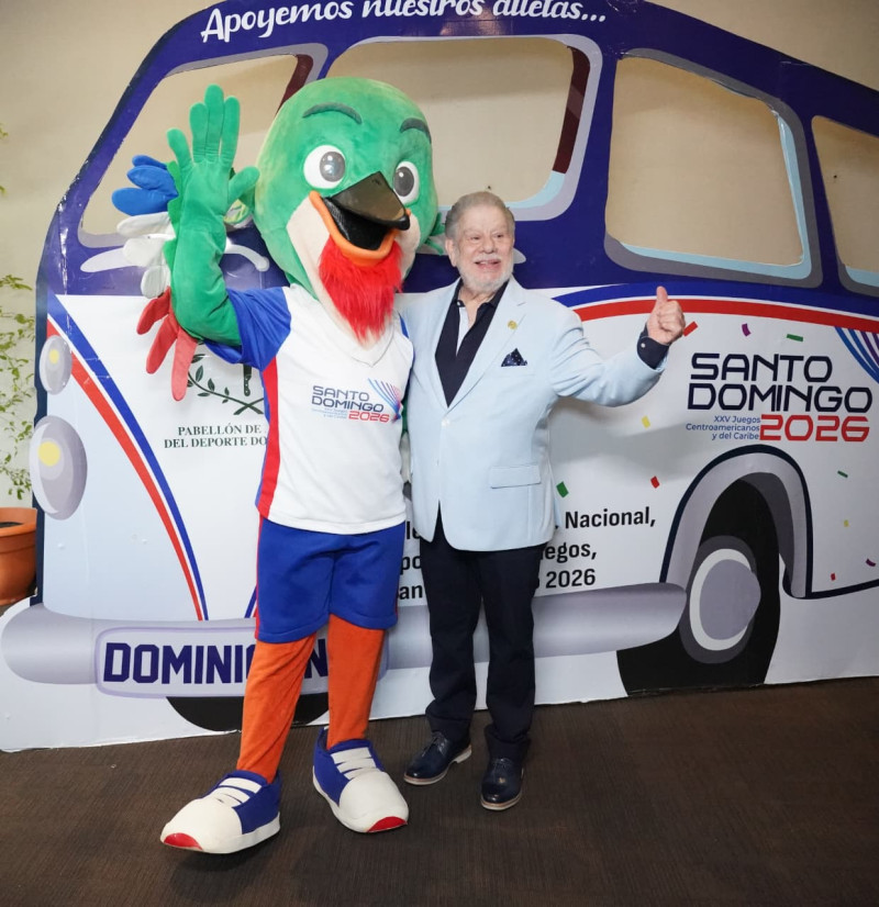Ayer hubo una actividad de los Juegos Centroamericanos y del Caribe y muchos inmortales del deporte dominicano. En la foto, uno de ellos, Don Rolando Sebelén, se muestra con el ave “Colí”, la mascota de los juegos.