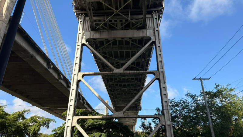 Estructura del puente Juan Bosch donde el hombre se atrincheró