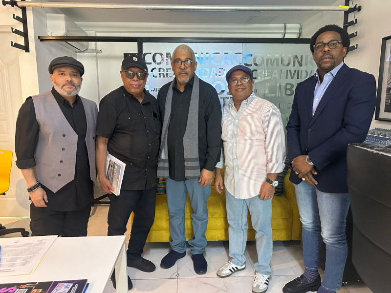 Pavel Núñez, Joseph Cáceres, Jesús Nova, Euri Cabral y Rafael Linares tras la reunión en la que acordaron emitir un comunicado conjunto de paz y disculpas a la sociedad.