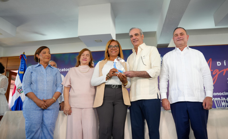 El presidente Luis Abinader, y el ministro de Agricultura, Francisco Oliverio Espaillat Bencosme, entregan un reconocimiento en el Día del Agricutor.