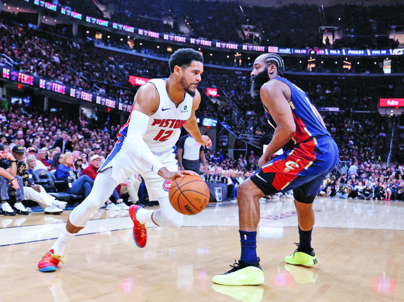 Tobias Harris, de los Pistons, maneja el balón ante la defensa de James Harden, de los Cavaliers, en el partido de la semifinal del Este en los playoffs de la NBA.