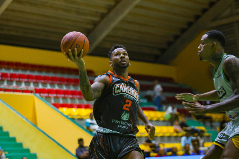 Yeison Colomé anota 41 y los Cañeros se imponen a los Soles en tiempo extra en la LNB