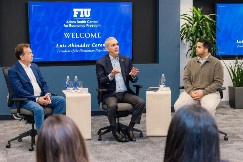 Abinader participa en encuentro con estudiantes dominicanos de Universidad Internacional de Florida