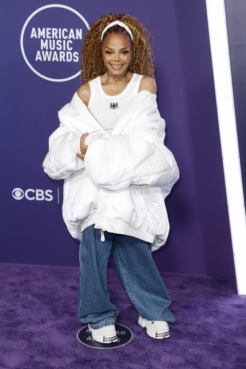 Si miramos hacia la industria musical, nos encontramos con uno de los casos más mediáticos. Janet Jackson, artista y hermana del Rey del Pop, se estrenó en la maternidad el 3 de enero de 2017. Ese día nació su primer hijo, Eissa Al Mana, cuando la artista acababa de cumplir los 50 años.