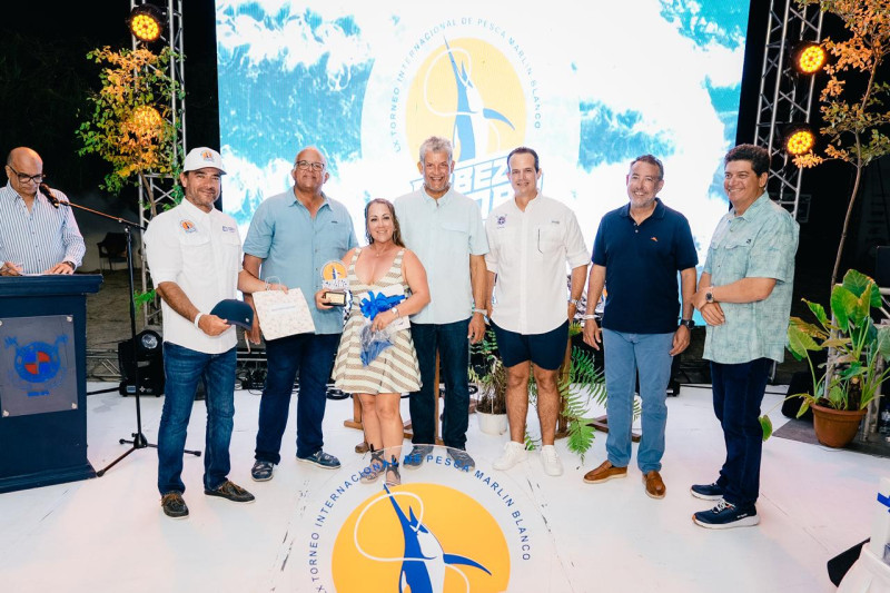 La dama más destacada del torneo, Yadhira Olivo, junto a los premios recibidos por la directiva.