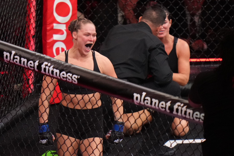 Ronda Rousey festeja tras derrotar a Gina Carano en un combate de artes marciales mixtas realizado el sábado 16 de mayo de 2026 en Ingewood, California