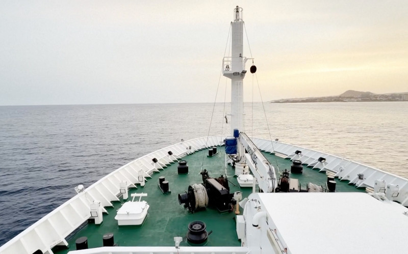 El crucero MV Hondius, donde hubo un brote de hantavirus, frente a Cabo Verde el 4 de mayo del 2026