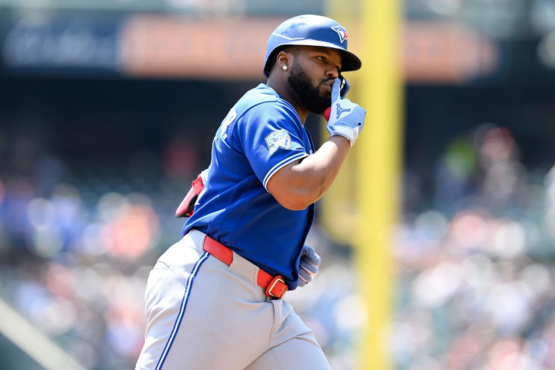 Vladimir Guerrero Jr. cruza la tercera luego de conectar jonrón versus Detroit.