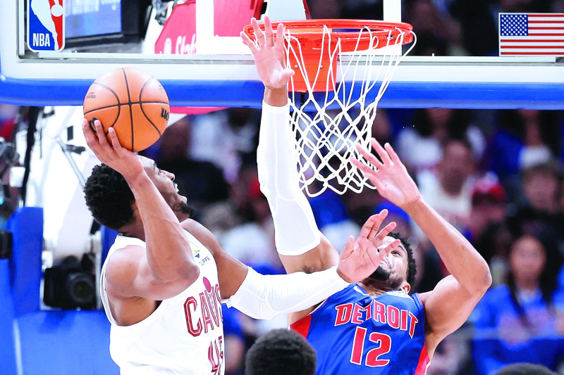 El base de los Cavaliers Donovan Mitchell busca anotar dos puntos ante la defensa de Tobias Harris en el choque que ganaron los Cavaliers para avanzar a la final de Conferencia en el Este Conferencia en el Este.