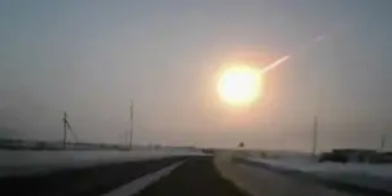 Momento donde el meteorito de Cheliábinsk cae en esa ciudad de Rusia en 2013.
