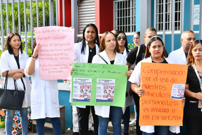 La protesta incluyó el reclamo de aumento salarial para auxiliares y farmacéuticas.