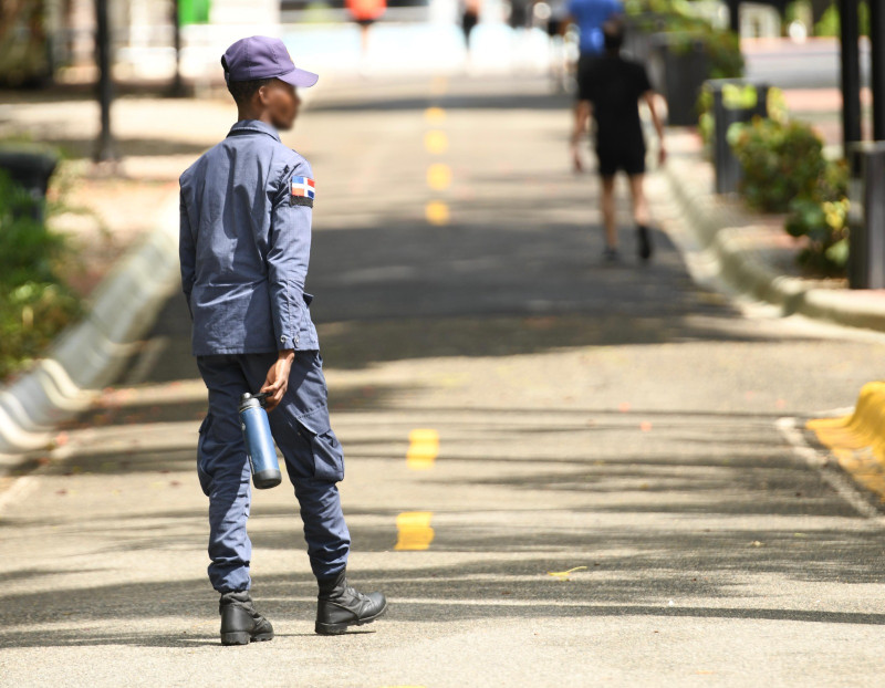 Policía Municipal de la Alcaldía del Distrito Nacional custodia el Parque Iberoamérica, en La Esperilla.