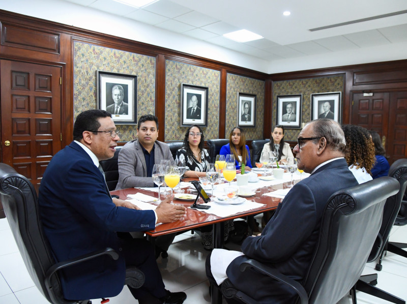 Carlos Pimental responde una pregunta al director de Listín Diario, Miguel Franjul.