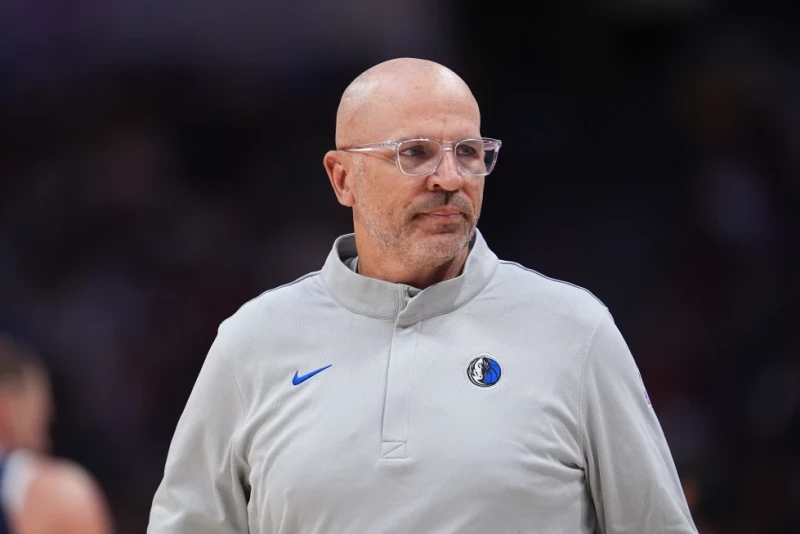 Jason Kidd, entrenador de los Mavericks de Dallas, dirige durante el partido ante los Nuggets de Denver, el 25 de marzo de 2026
