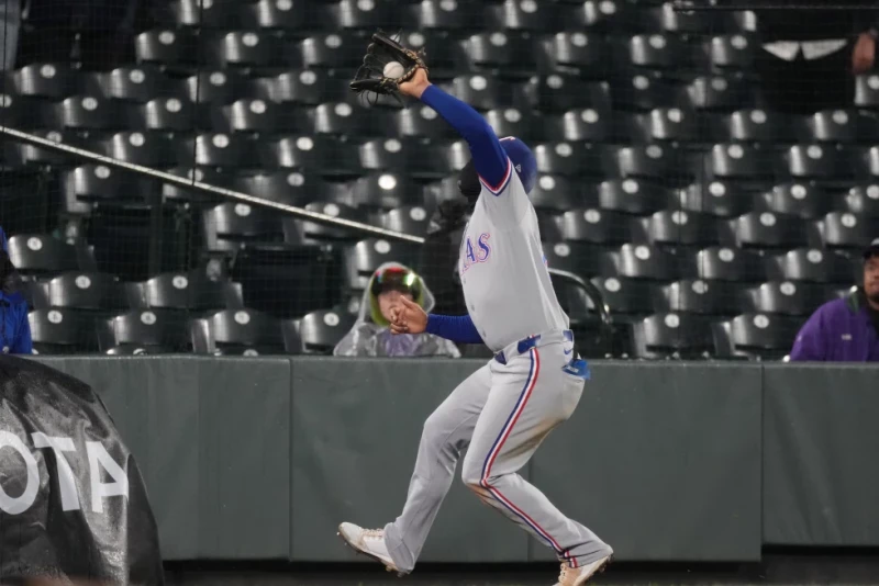Ezequiel Durán, campocorto de los Rangers, captura una pelota de foul en el juego del 19 de mayo de 2026, ante los Rockies.