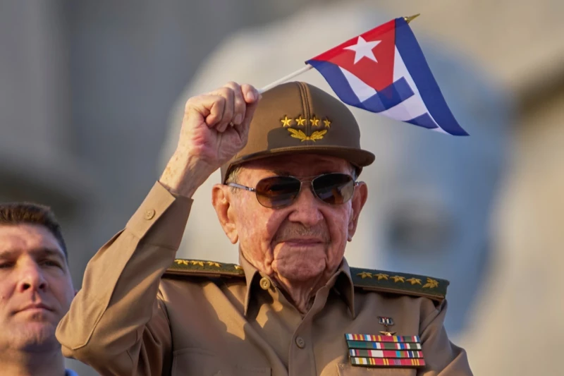 El expresidente de Cuba, Raúl Castro, mientras ondeaba una de su país durante el desfile del Primero de Mayo en la plaza de la Revolución Cubana, el 1 de mayo de 2025.