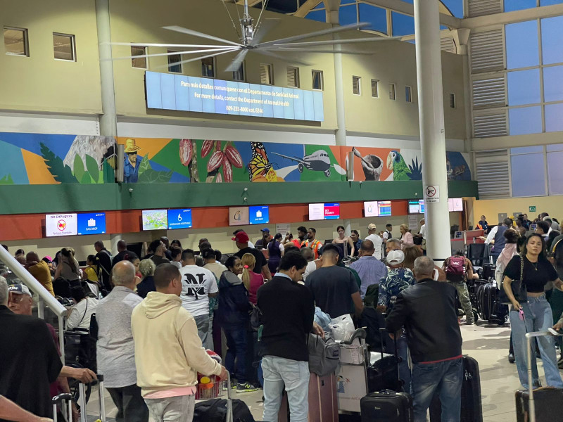 Decenas de pasajeros a la espera en el Aeropuerto del Cibao