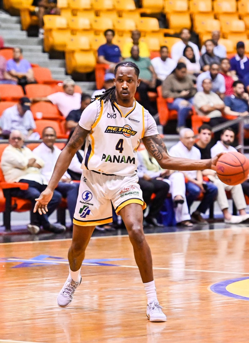 Anthony Fairley, de los Metros, maneja el balón durante el partido frente a los Leones en la LNB, el 20 de mayo de 2026.
