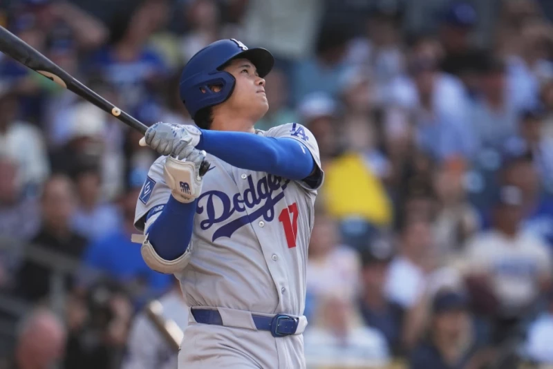 Shohei Ohtani, de los Dodgers, conecta un jonrón en el duelo ante los Padres, el 20 de mayo de 2026.