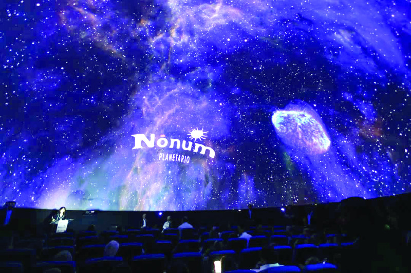 Órbitas, superficies lejanas y paisajes espaciales se revelan con un extraordinario nivel de detalle en una experiencia audiovisual envolvente.