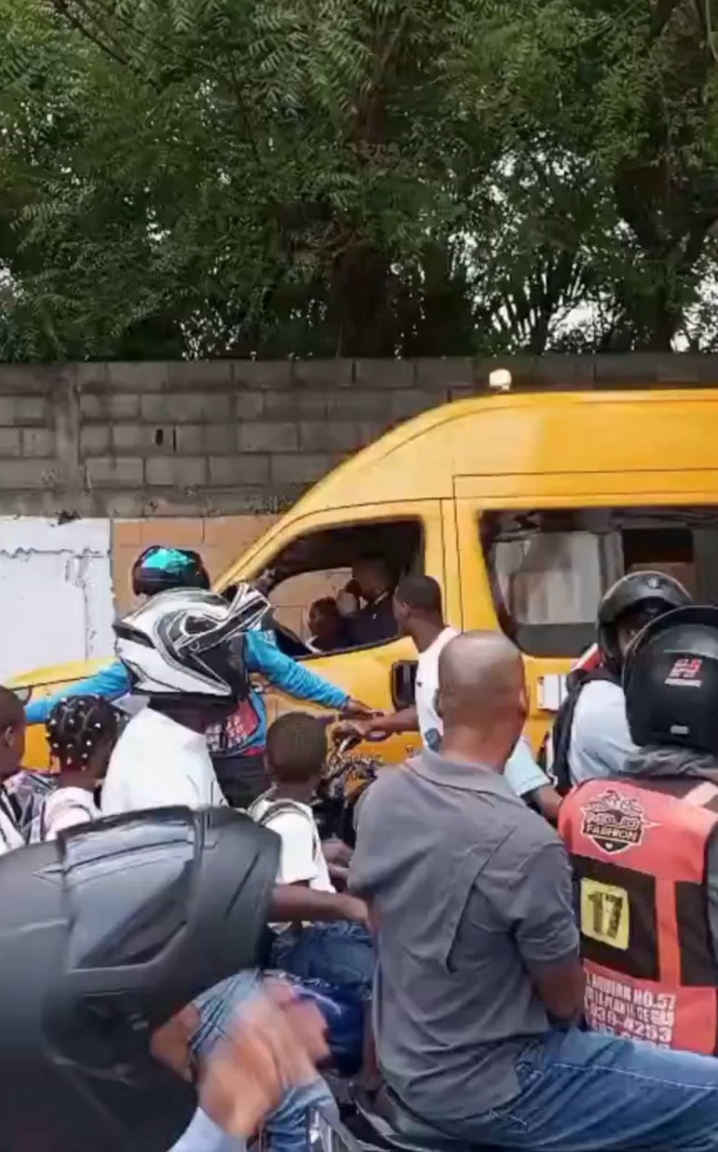 Chofer de autobús escolar rodeado por motoconchistas de forma amenazante