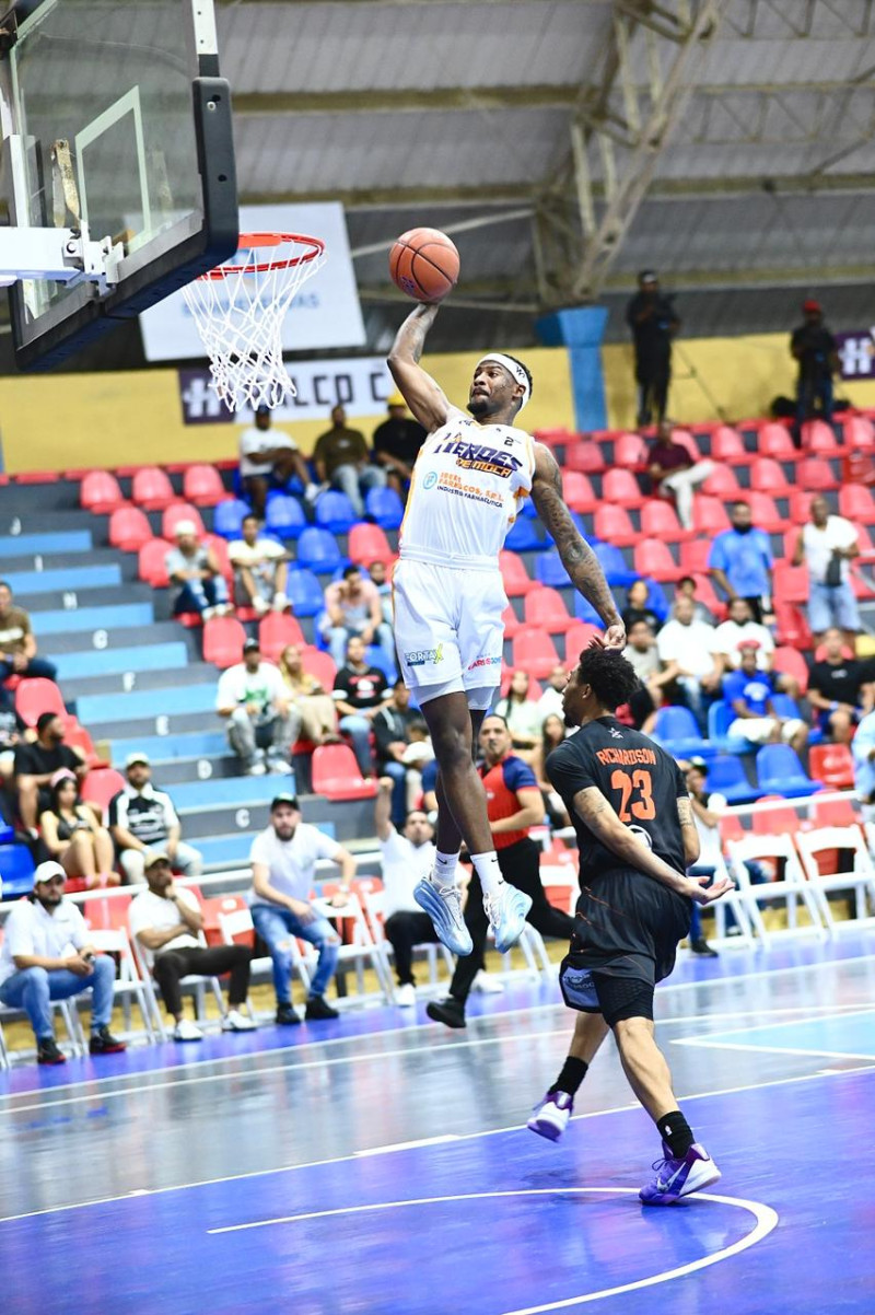 Kam'ron Blue, de los Héroes, se eleva en busca de un donqueo en el partido contra los Reales en la LNB, el 21 de mayo de 2026.