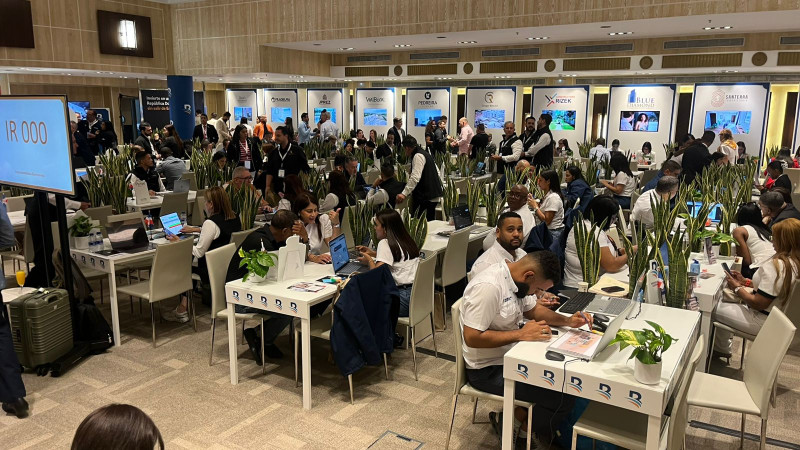 Dominicanos en España participan de feria inmobiliaria.
