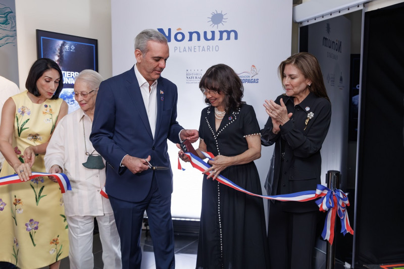 Raquel Arbaje, Rosa Margarita Bonetti de Santana, Luis Abinader, Celeste Mir y Carolina Mejía.
