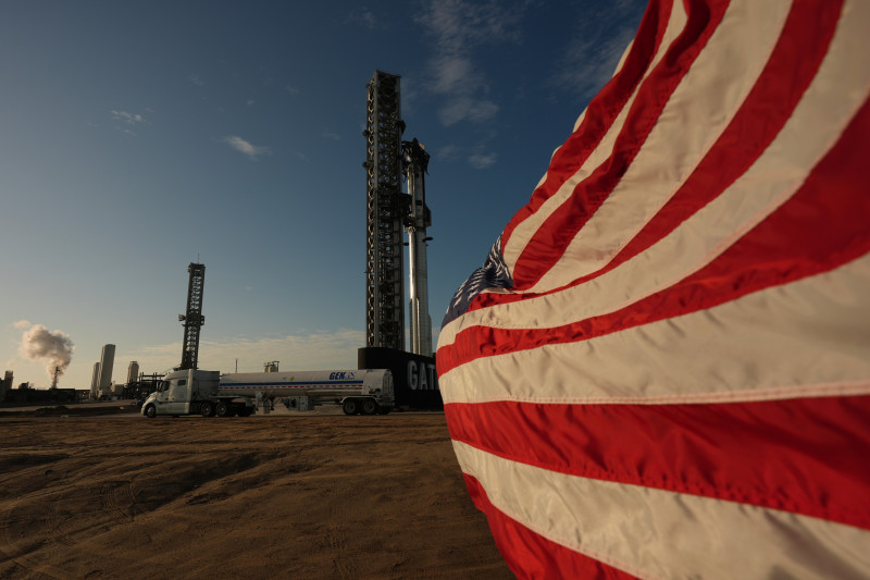 Camiones cargados con nitrógeno esperan su turno para abastecer al cohete Starship de SpaceX antes de un vuelo de prueba, el viernes 22 de mayo de 2026, en Starbase, Texas.