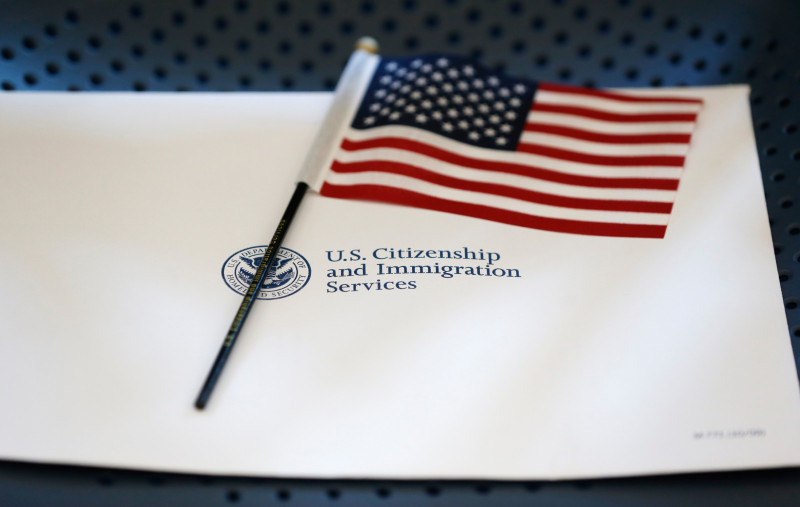 Un paquete informativo y una bandera estadounidense colocados sobre una silla en la oficina local de los Servicios de Ciudadanía e Inmigración de EEUU en Miami, el 17 de agosto de 2018.