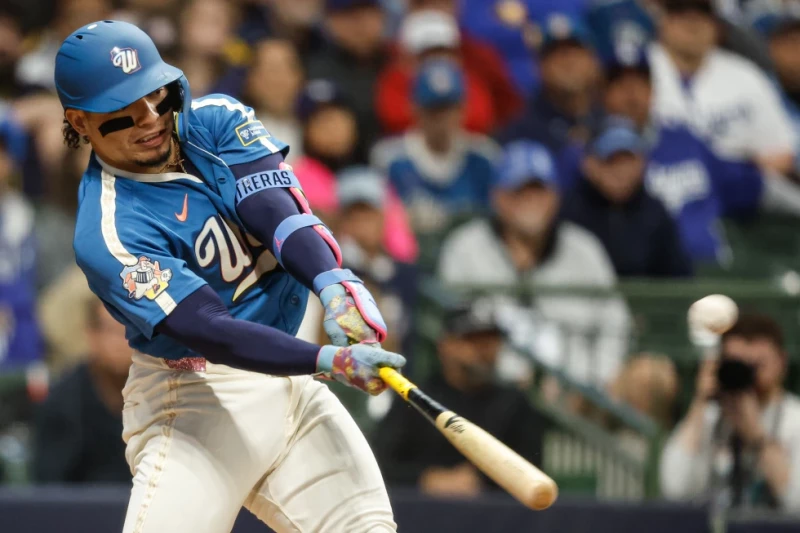 William Contreras, de los Cerveceros, batea un cuadrangular durante la primera entrada del juego de Grandes Ligas contra los Dodgers, el 22 de mayo de 2026.