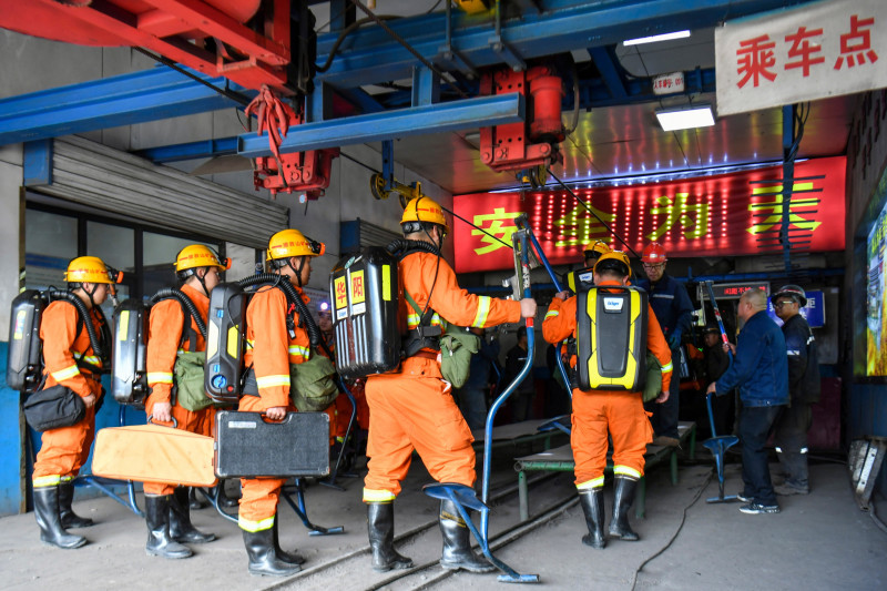 En esta imagen, distribuida por la agencia de noticias Xinhua, equipos de rescate se preparan para bajar a una mina el sábado 23 de mayo de 2026, luego de una explosión en la mina de carbón de Liushenyu, en la localidad de Changzhi.