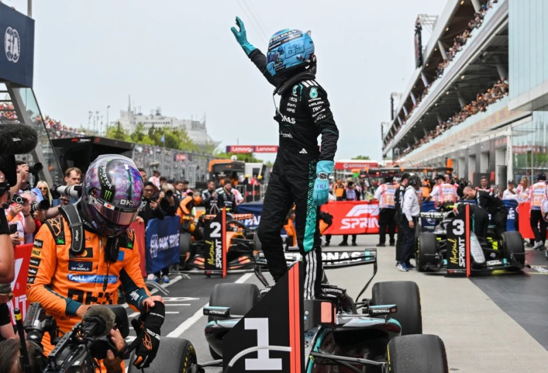 El piloto de Mercedes George Russell, de Gran Bretaña, saluda tras ganar la carrera sprint en el Gran Premio de Fórmula 1 de Canadá en Montreal el sábado.