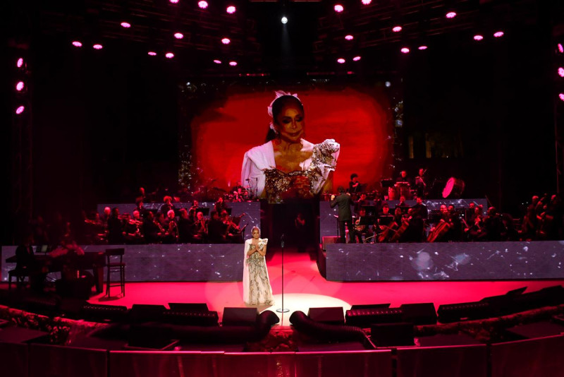 Isabel Pantoja cantó en Altos de Chavón junto a la Orquesta Filarmónica de Santo Domingo dirigida por Amaury Sánchez.
