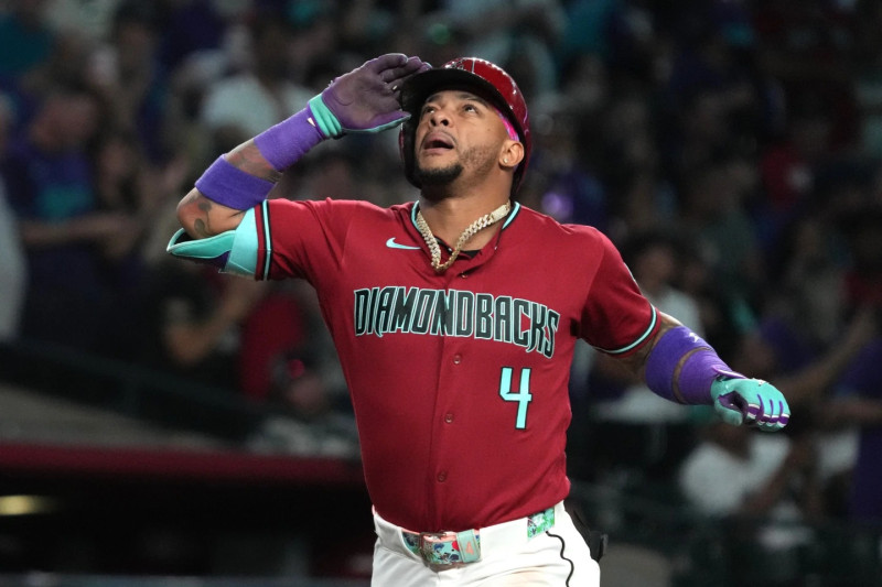 Ketel Marte, de los Arizona Diamondbacks, reacciona tras conectar un jonrón solitario contra los Colorado Rockies en la cuarta entrada del partido.