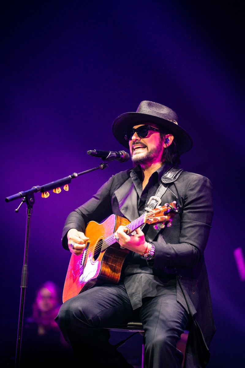 Beto Cuevas en uno de los momentos más acústicos de su concierto en el Teatro Nacional Eduardo Brito.