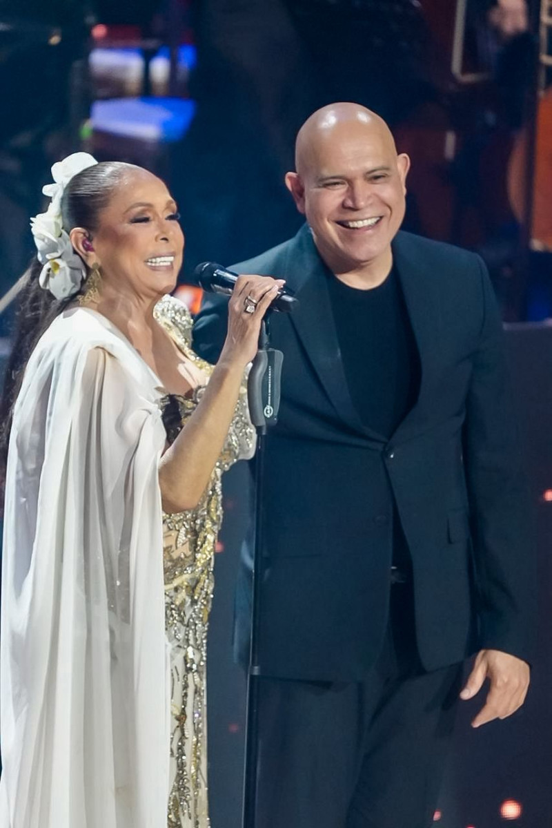 La cantante española Isabel Pantoja y el músico Amaury Sánchez, quien dirigió la Orquesta Filarmónica Santo Domingo.