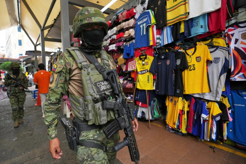 Soldados patrullan un mercado de la ciudad de Guayaquil, Ecuador.