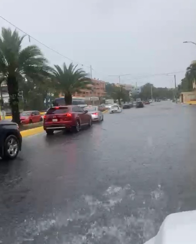 Usuarios reportan inundaciones en calles del Gran Santo Domingo.